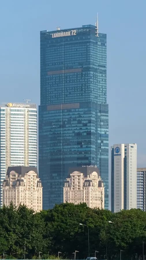 Chung cư và tòa Keangnam trên đường Phạm Hùng, Hà Nội