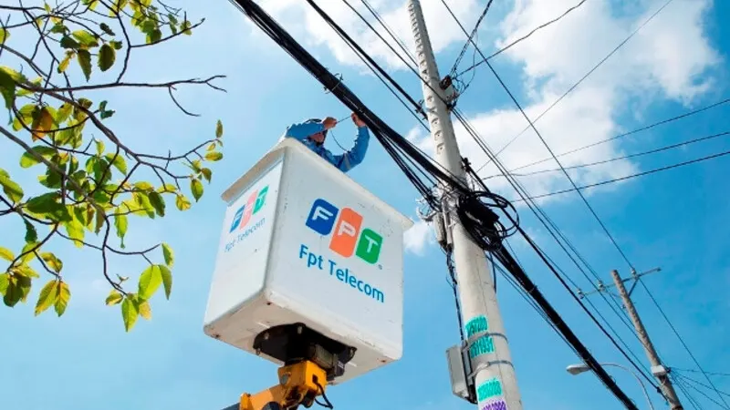 Kỹ thuật viên FPT lắp đặt Internet tận nhà tại Hồ Chí Minh