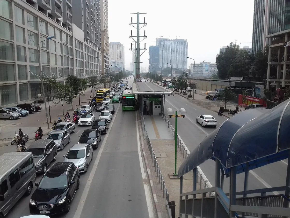 Xe buýt nhanh BRT vào nhà chờ ở ngã ba Khuất Duy Tiến – Tố Hữu