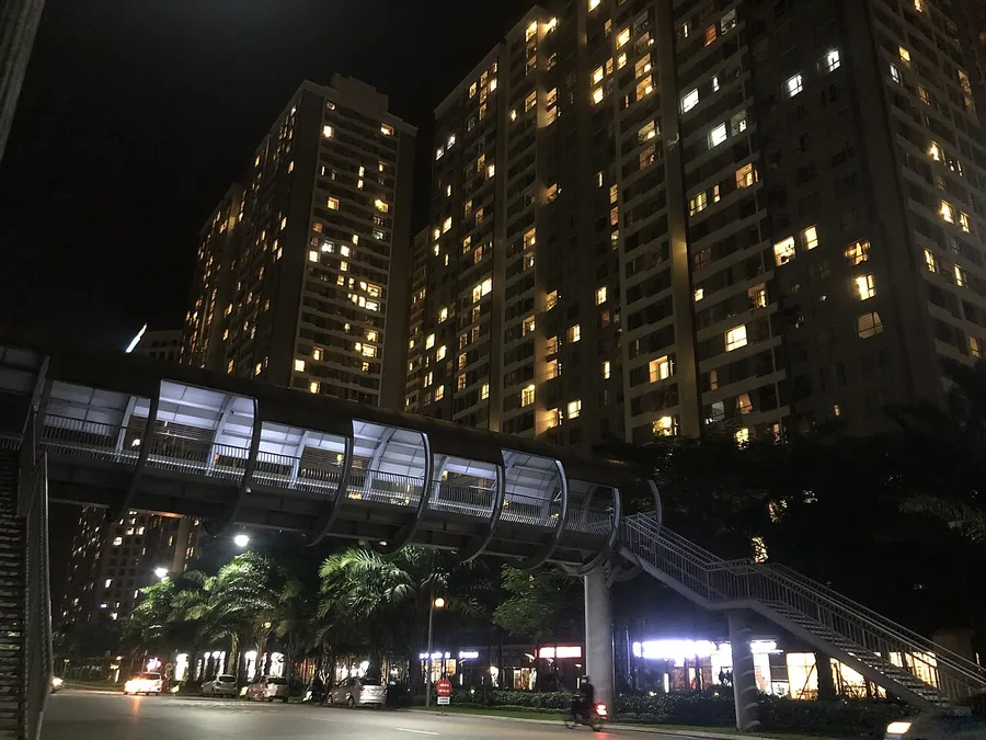 Cầu đi bộ cụm Park Hill, Times City về đêm