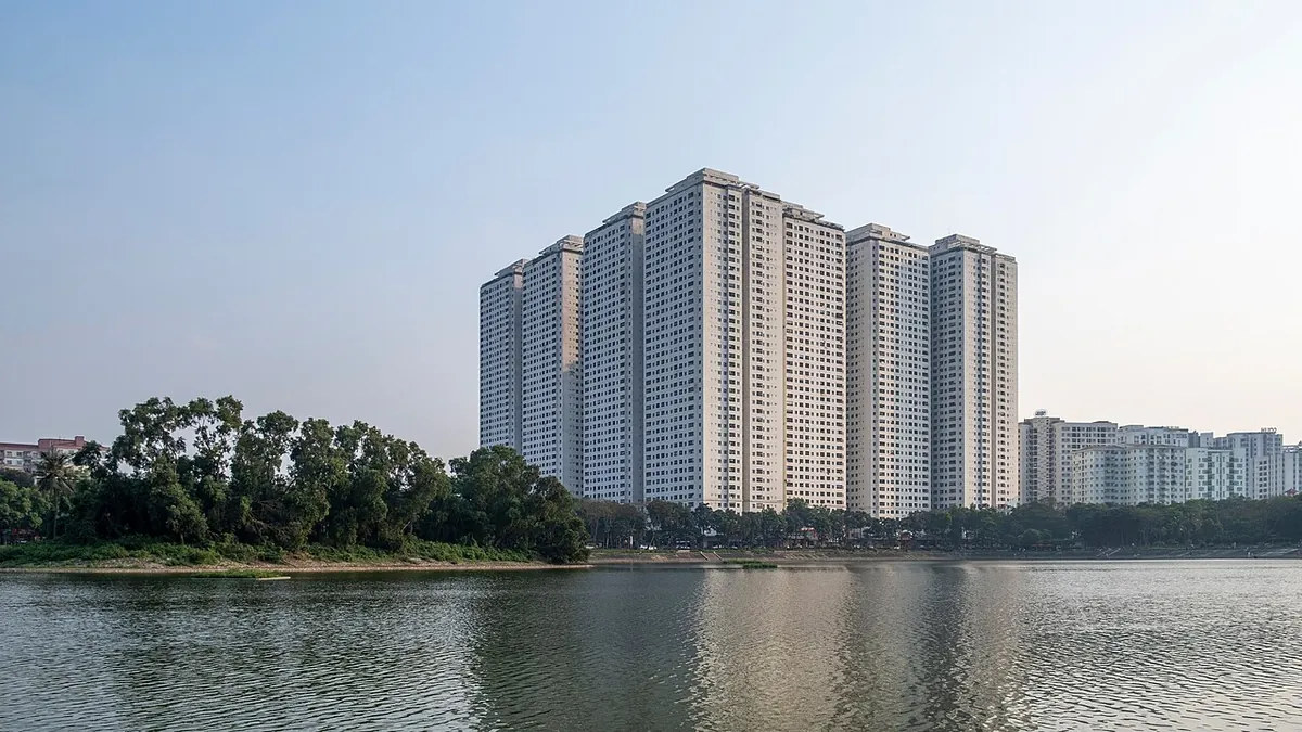 Cụm chung cư HH Linh Đàm nhìn từ hồ Linh Đàm