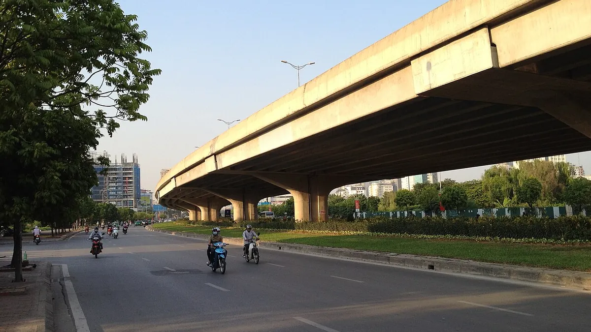 Đường Phạm Hùng dưới cầu cạn Vành đai 3 trên cao