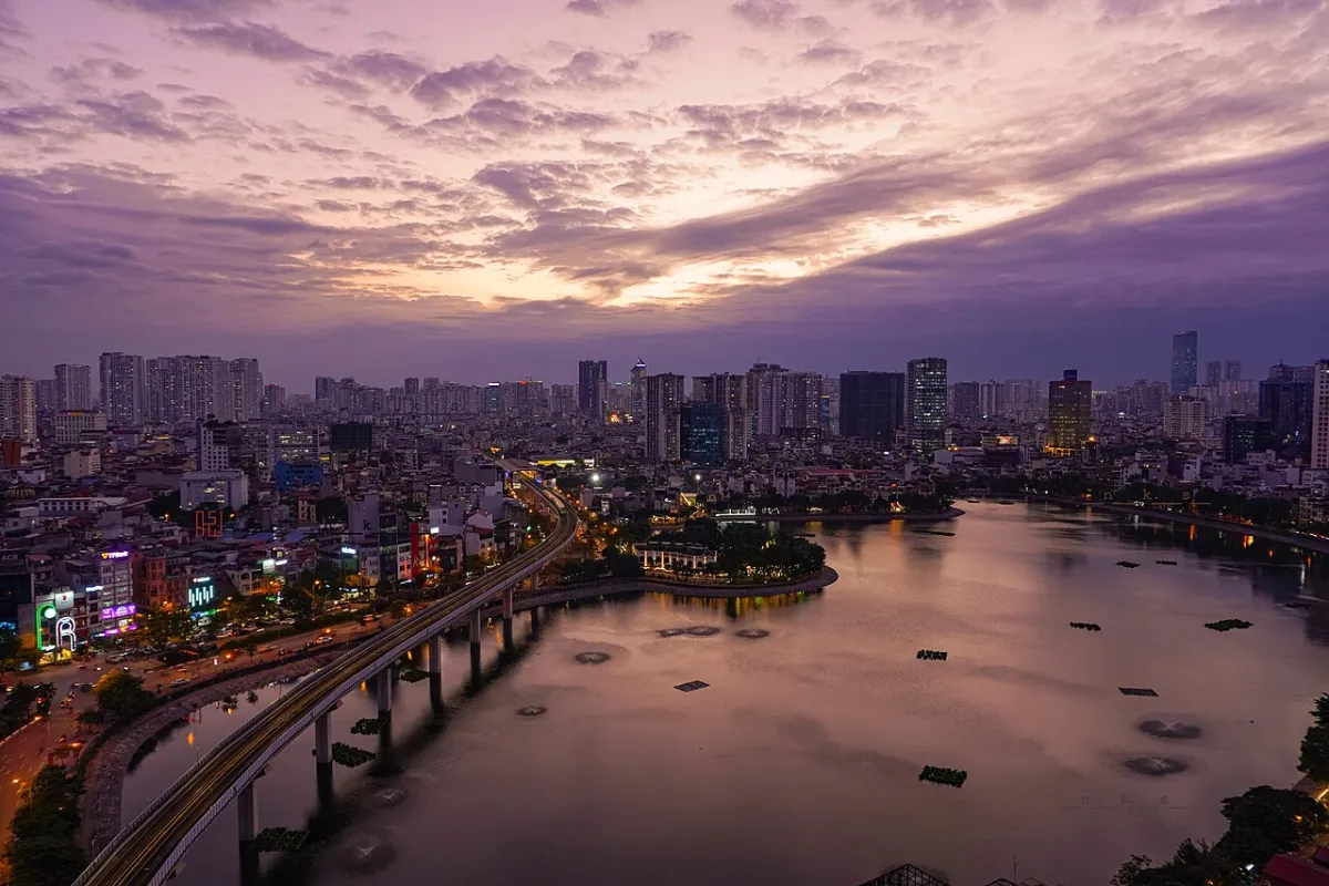 Hồ Hoàng Cầu và đường sắt Cát Linh – Hà Đông nhìn từ sân thượng Hoàng Cầu Skyline